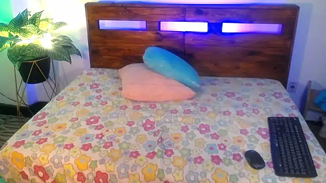 Yeseniaa25  online show from February 8, 12:14 pm