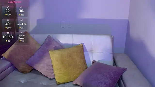 alesiamoore online show from September 15, 1:44 pm