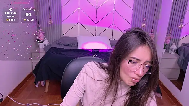 alesiamoore online show from May 15, 2:37 pm