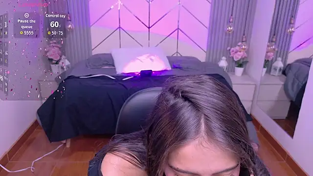 alesiamoore online show from April 23, 7:37 pm