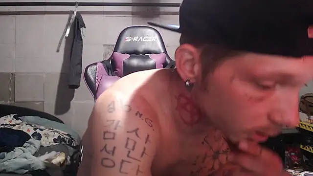 Snapshot of mastertrap chatting on December 2, 6:20 pm mastertrap online show from December 2, 6:20 pm