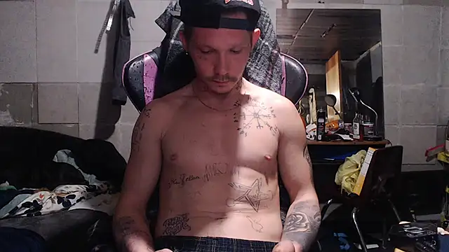 Snapshot of mastertrap chatting on December 1, 5:30 am mastertrap online show from December 1, 5:30 am