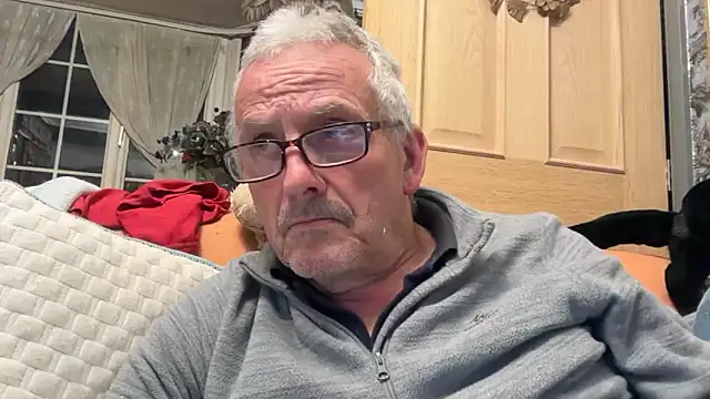 poggles online show from October 10, 7:04 pm