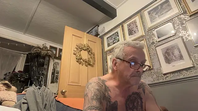 Snapshot of poggles chatting on March 25, 10:30 pm poggles online show from March 25, 10:30 pm