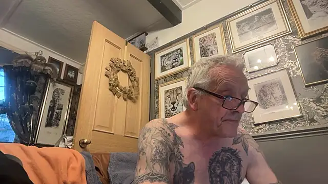 Snapshot of poggles chatting on May 22, 8:07 pm poggles online show from May 22, 8:07 pm
