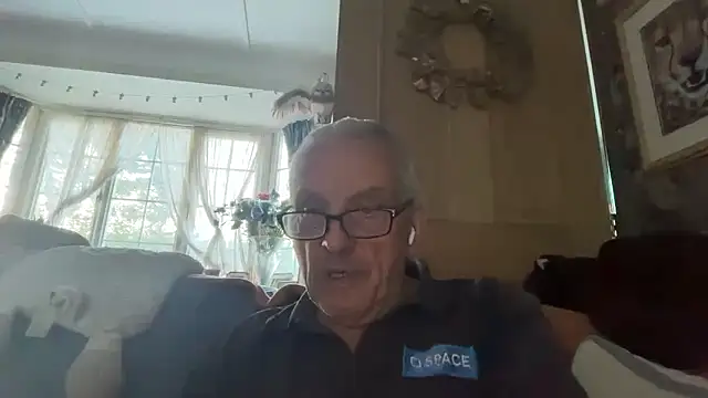 Snapshot of poggles chatting on April 2, 6:25 pm poggles online show from April 2, 6:25 pm