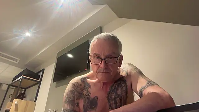 poggles online show from February 20, 8:00 pm