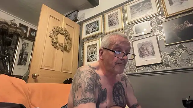 Snapshot of poggles chatting on April 4, 8:37 pm poggles online show from April 4, 8:37 pm