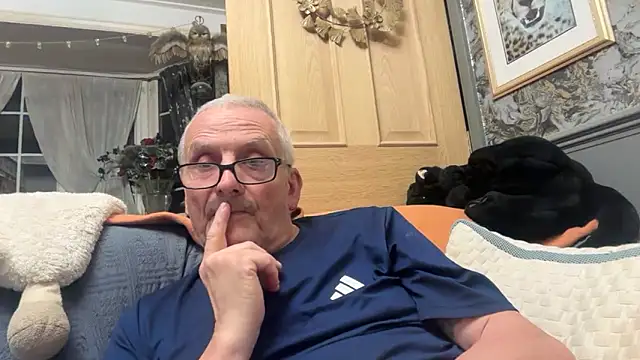 Snapshot of poggles chatting on April 1, 8:50 pm poggles online show from April 1, 8:50 pm
