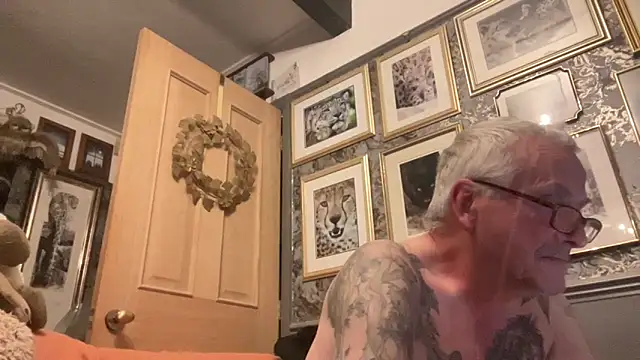 poggles online show from September 30, 8:04 pm