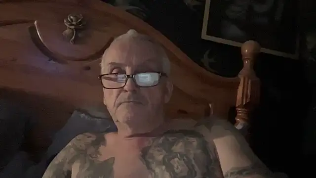 poggles online show from December 1, 7:15 pm