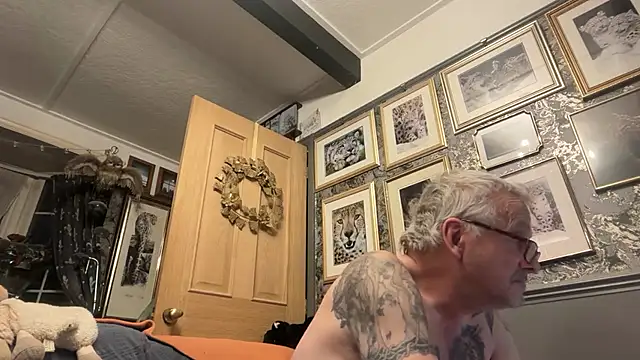 Snapshot of poggles chatting on March 27, 7:15 pm poggles online show from March 27, 7:15 pm