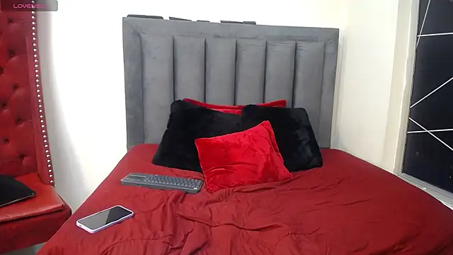 EmmaJhomson online show from December 5, 8:17 pm