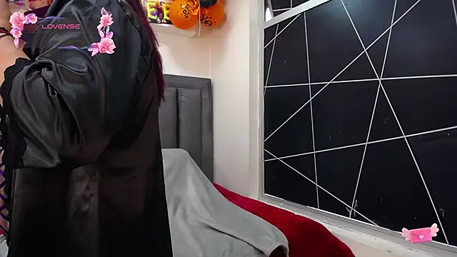 EmmaJhomson online show from October 20, 8:09 pm