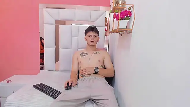 Snapshot of erickandnatasha_69 chatting on February 14, 11:43 am erickandnatasha 69 online show from February 14, 11:43 am