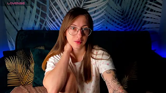 Snapshot of ChristyCrayme chatting on November 8, 10:57 pm ChristyCrayme online show from November 8, 10:57 pm