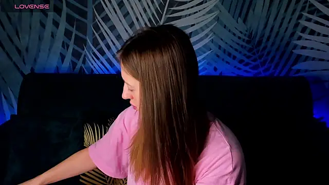 Snapshot of ChristyCrayme chatting on December 16, 10:03 pm ChristyCrayme online show from December 16, 10:03 pm