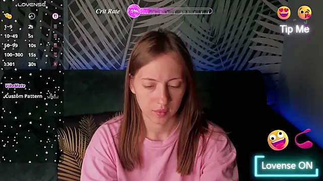 Snapshot of ChristyCrayme chatting on June 30, 9:59 pm ChristyCrayme online show from June 30, 9:59 pm