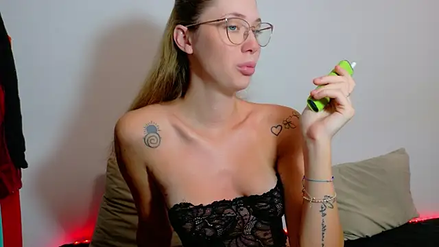 Snapshot of Ivanna__Rose chatting on July 21, 3:30 am Ivanna Rose online show from July 21, 3:30 am