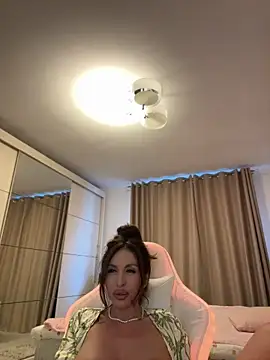 Snapshot of LunaBex chatting on June 2, 4:01 am LunaBex online show from June 2, 4:01 am