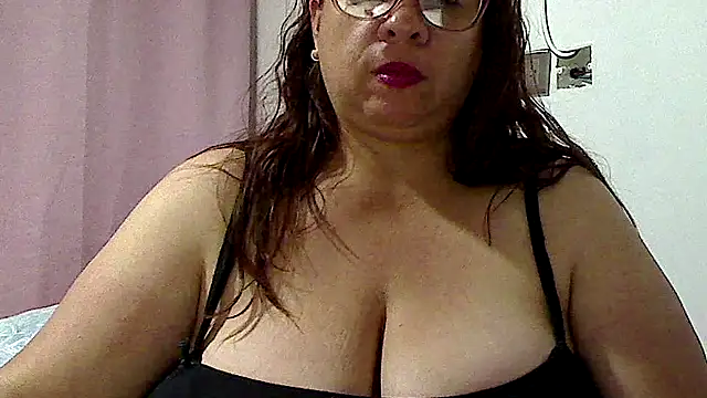 Snapshot of luciana69hot chatting on December 22, 10:21 pm luciana69hot online show from December 22, 10:21 pm