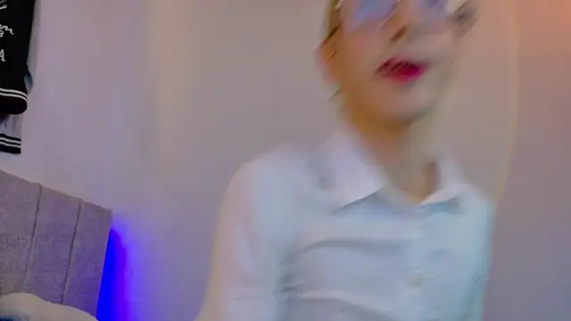 liiamluna  online show from May 27, 2:35 pm