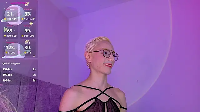 liiamluna  online show from March 30, 9:33 am