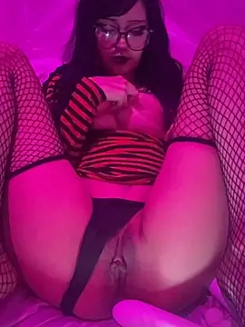 YourDevilGirl  online show from April 17, 7:33 am