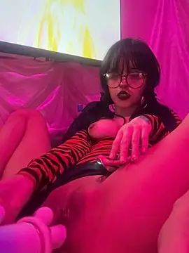 YourDevilGirl  online show from April 5, 11:17 am