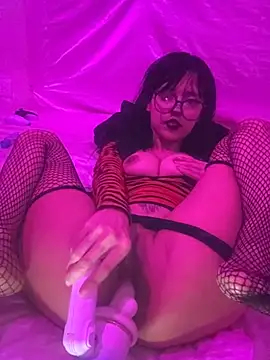 YourDevilGirl  online show from April 12, 8:45 pm