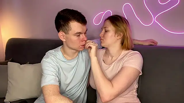 julielourens online show from November 14, 8:07 am