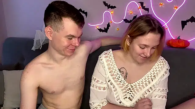 julielourens online show from October 31, 8:11 am