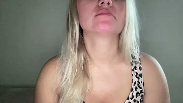 Snapshot of MonicaSweett chatting on September 25, 5:46 am MonicaSweett online show from September 25, 5:46 am