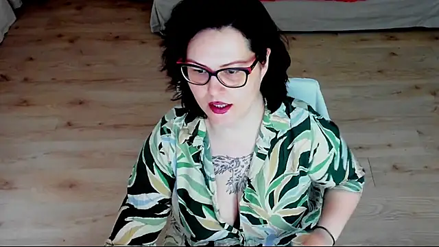 Squirt Kimm online show from July 1, 1:00 pm