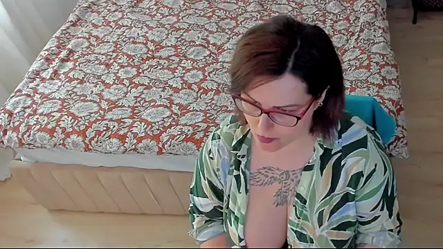 Squirt Kimm online show from April 19, 1:01 pm