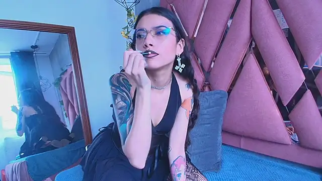 viollettaa  online show from December 3, 7:24 pm