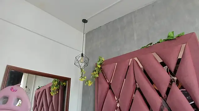 viollettaa  online show from April 13, 6:45 pm