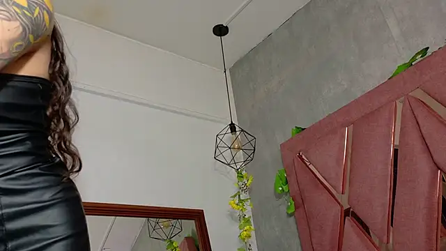 viollettaa  online show from December 5, 7:01 pm