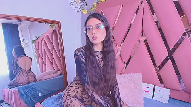 viollettaa  online show from September 12, 7:02 pm