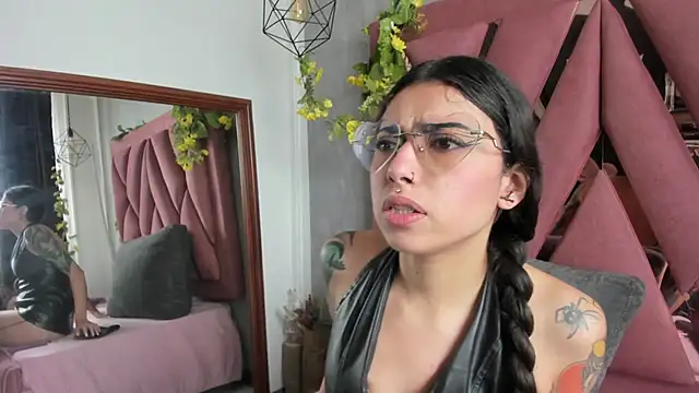 viollettaa  online show from April 5, 5:08 pm