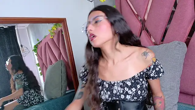 viollettaa  online show from December 21, 8:09 pm