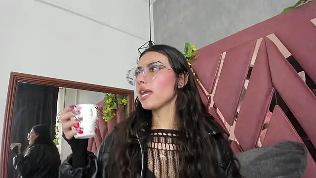 viollettaa  online show from April 10, 6:48 pm