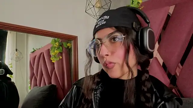 viollettaa  online show from April 14, 7:08 pm