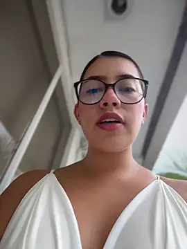 Snapshot of sara_calderon chatting on May 27, 11:28 am sara calderon online show from May 27, 11:28 am