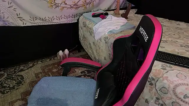 Snapshot of BossMomma0387 chatting on October 31, 2:19 am BossMomma0387 online show from October 31, 2:19 am