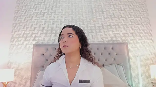 Evaa Lunna  online show from March 18, 8:10 pm