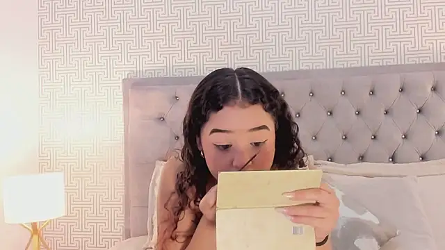 Evaa Lunna  online show from March 20, 8:43 pm