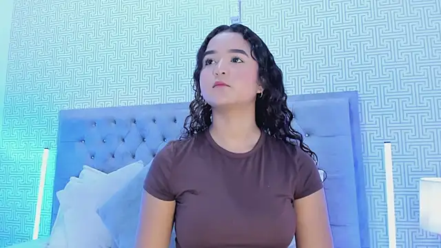 Evaa Lunna  online show from November 15, 7:18 pm