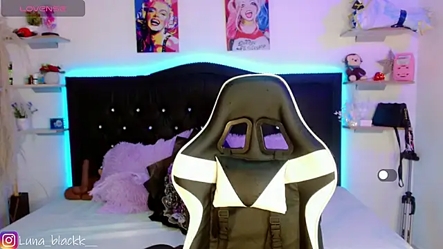 Snapshot of Luna_blackk chatting on October 23, 9:02 pm Luna blackk online show from October 23, 9:02 pm