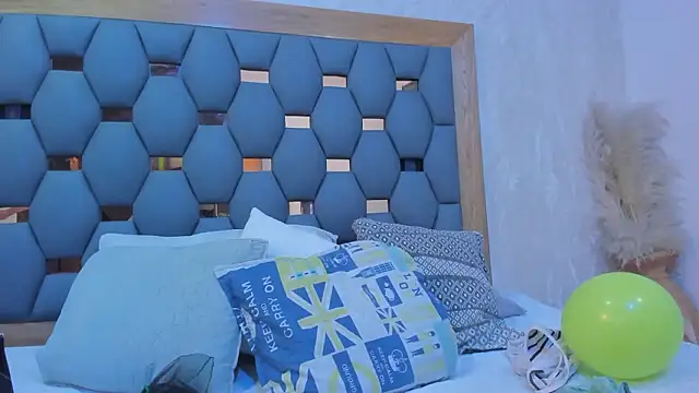 juliette pretty  online show from March 15, 7:10 pm